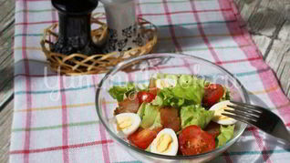 Салат с карпаччо и лимонной заправкой