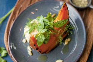 Салат с хумусом, тыквой и запеченным яблоком