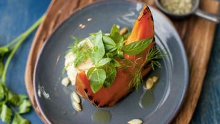 Салат с хумусом, тыквой и запеченным яблоком