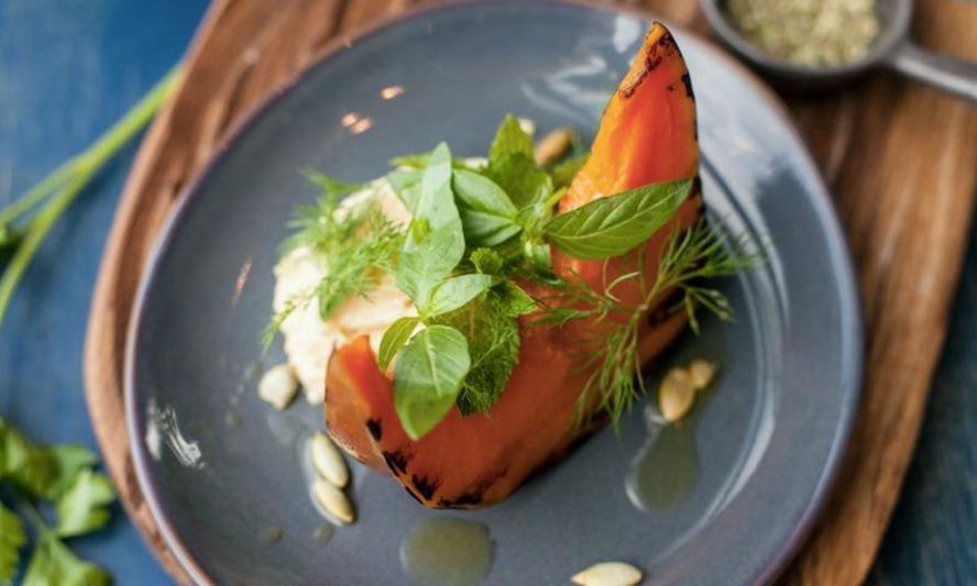 Рецепт салат с хумусом, тыквой и запеченным яблоком