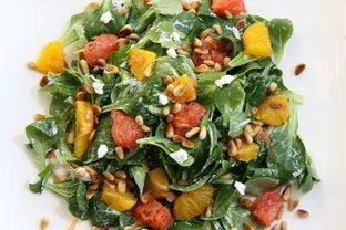 Салат с козьим сыром, жареными цитрусами и орешками