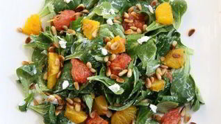 Салат с козьим сыром, жареными цитрусами и орешками