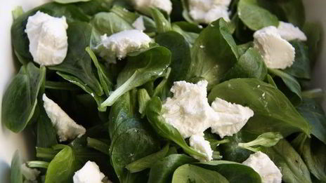 салат с козьим сыром, жареными цитрусами и орешками