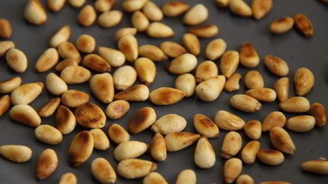 салат с козьим сыром, жареными цитрусами и орешками