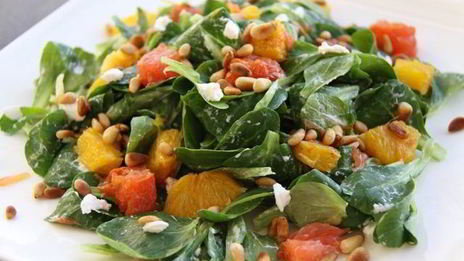 салат с козьим сыром, жареными цитрусами и орешками