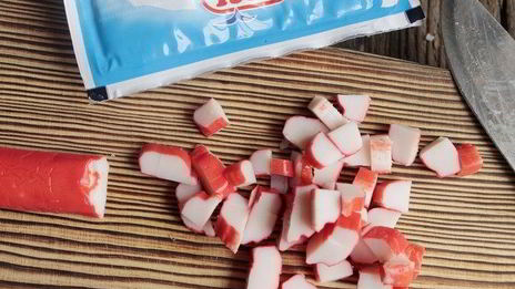 салат с крабовыми палочками и фасолью