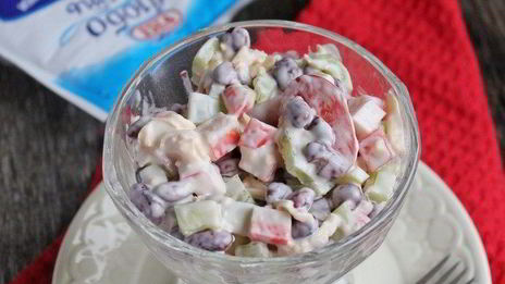 салат с крабовыми палочками и фасолью