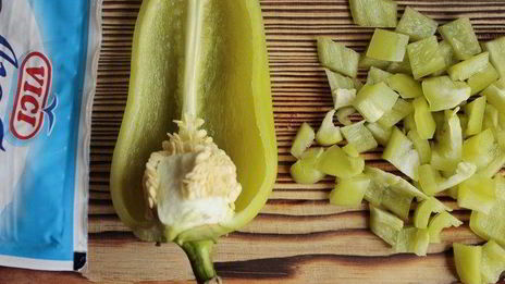 салат с крабовыми палочками и фасолью