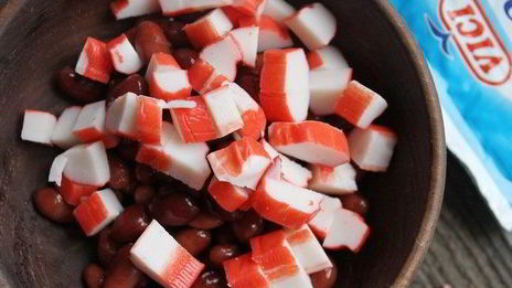 салат с крабовыми палочками и фасолью