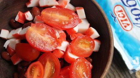 салат с крабовыми палочками и фасолью