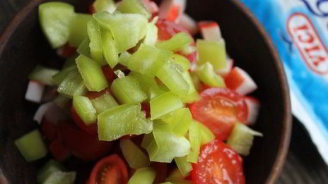 салат с крабовыми палочками и фасолью