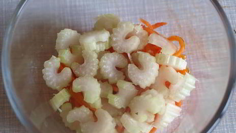 салат с крабовыми палочками и сельдереем