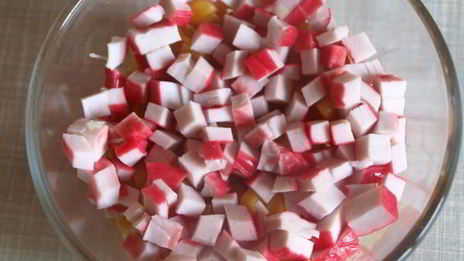 салат с крабовыми палочками и сельдереем