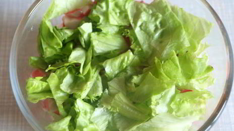 салат с крабовыми палочками и сельдереем