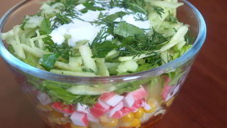 салат с крабовыми палочками и сельдереем