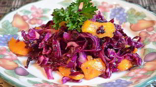 Салат с красной капустой и манго