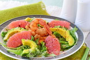 Салат с креветками, авокадо и грейпфрутом