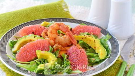салат с креветками, авокадо и грейпфрутом