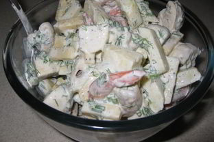 Салат с креветками и яблоком