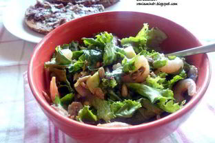 Салат с креветками, шампиньонами и авокадо