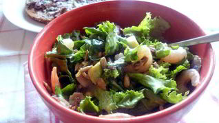 Салат с креветками, шампиньонами и авокадо