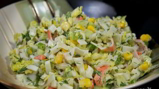 Салат с кукурузой и крабовыми палочками