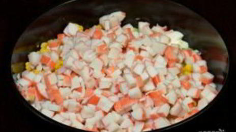 салат с кукурузой и крабовыми палочками