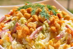 Салат с кукурузой и сухариками