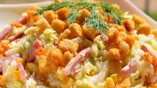 Салат с кукурузой и сухариками