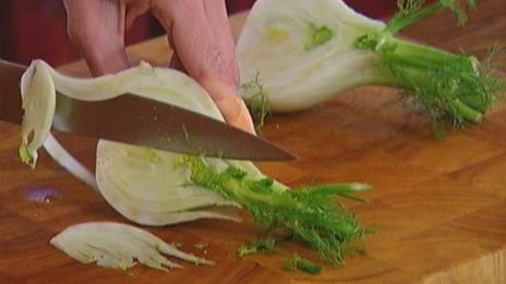 салат с куриной грудкой, фенхелем и сельдереем