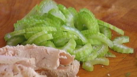 салат с куриной грудкой, фенхелем и сельдереем