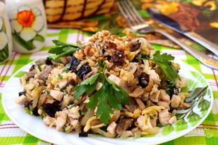 Салат с курицей, черносливом и грибами