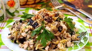 Салат с курицей, черносливом и грибами
