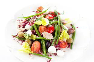 Салат с моцареллой, тунцом и стручковой фасолью