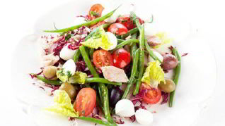 Салат с моцареллой, тунцом и стручковой фасолью