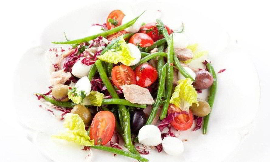 Рецепт салат с моцареллой, тунцом и стручковой фасолью