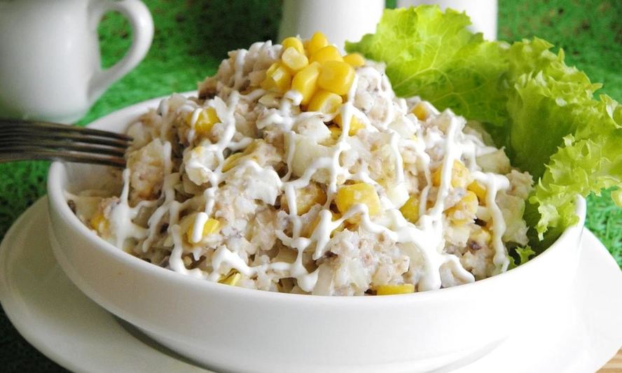 Рецепт салат с мясом криля и кукурузой
