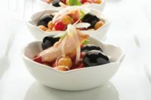 Салат с нутом, тунцом и маслинами