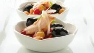 Салат с нутом, тунцом и маслинами