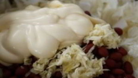 салат с пекинской капустой и сухариками