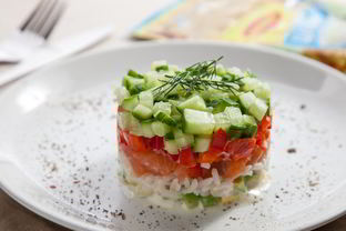 Салат с семгой, авокадо и рисом