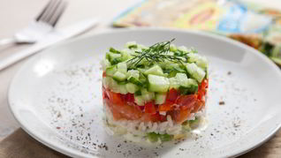 Салат с семгой, авокадо и рисом