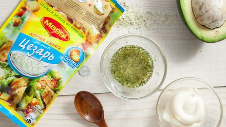 салат с семгой, авокадо и рисом