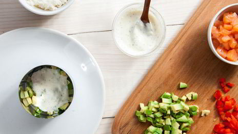 салат с семгой, авокадо и рисом