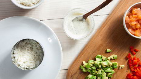 салат с семгой, авокадо и рисом