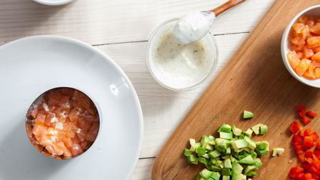 салат с семгой, авокадо и рисом