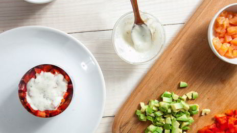 салат с семгой, авокадо и рисом