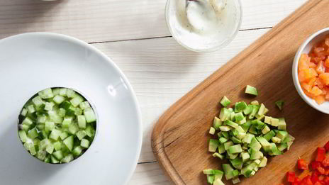 салат с семгой, авокадо и рисом