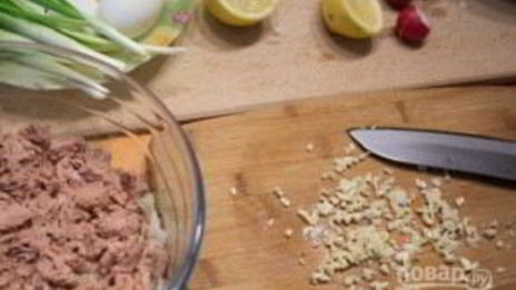 салат с тунцом и яйцами