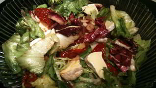 Салат с вялеными помидорами и мягким сыром